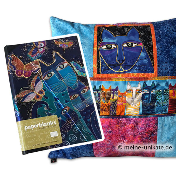 Künstlerkissen, Lesekissen mit Fach für Buch, Lesebrille etc. Dekokissen mit bunten Katzen. Hochwertige Stoffe von der Künstlerin Laurel Burch in Blau-Pink-Tönen. Mittig eine Leiste mit einer Katzenparade von butnen Katzen. Wahlweise mit passendem Notizbuch von Paperblanks mit Katzenmotiven von Laurel Burch. Dekokissen mit Federkissen. Handmade in Germany. Handarbeit mit Liebe zum Detail in Deutschland gefertigt.