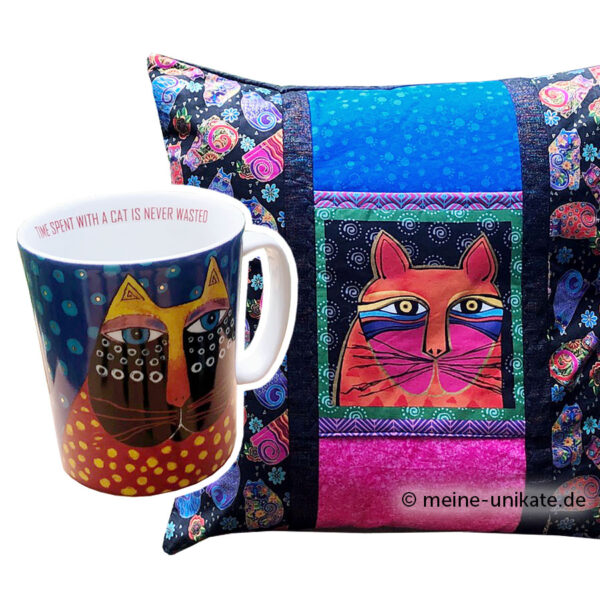 Künstlerkissen mit Künstlertasse der Desgnerin Laurel Burch. Hochwertige Baumwollstoffe bunten mit Katzenmotiven zu einem Lesekissen mit Fach aufwändig gearbeitet. Einzelstück aus Deutschland. Handarbeit, handmade with Love in Germany