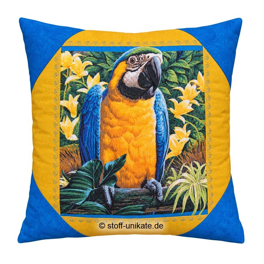 Deko-Kissen mit gelbbrustara. Stoff-Unikate handmade in Germany