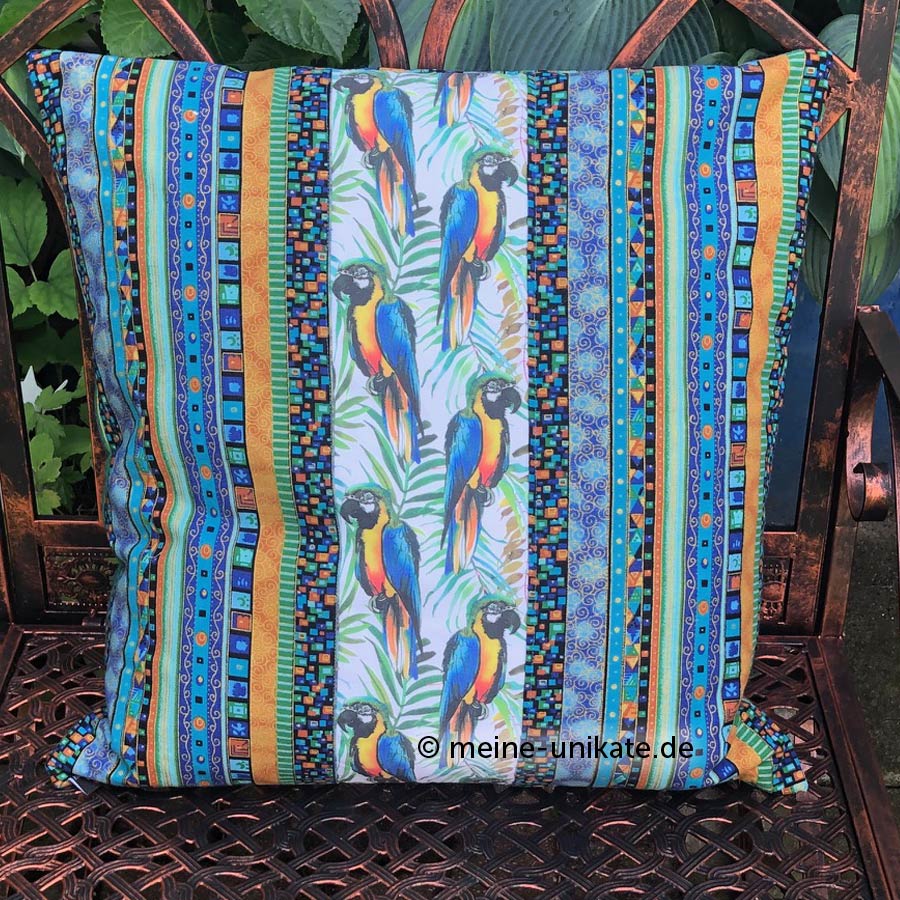 Dekokissen, Designerkissen aus der Serie Gelbbrustaras. Größe 50 x 50 cm. Mittig sind Motive von Gelbbrustaras umrahmt von einer blau-gelb-gestreiften Ethno-Baumwolle. Unten ist ein Reißverschluss eingearbeitet. Unikat handmade with Love. Hergestellt in reiner Handarbeit in Deutschland