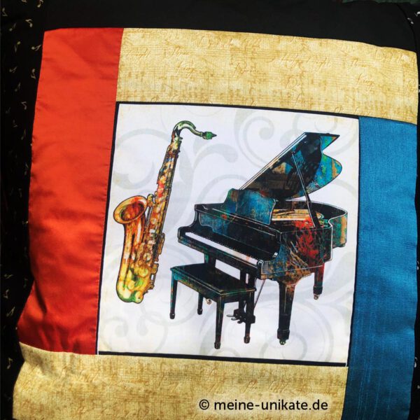 Detailansicht vom Musikkissen mit Saxophon und Klavier. Kissen Größe 50 x 50 cm. Unikat handmade in Germany. Einzelstück hergestellt in Deutschland