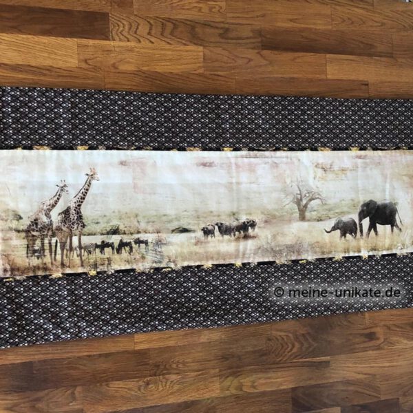 Tischläufer Sommer Safari Gesamtansicht mit afrikanischen Tieren in Brauntönen aus hochwertiger Baumwolle genäht. Unikat handmade in Germany