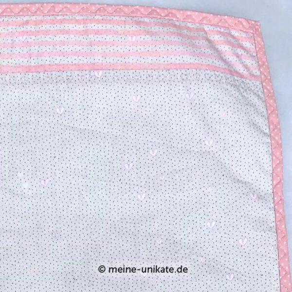 Detailfoto der Babydecke mit Mausmotiv. Ziersteppnähte mit kleinen Herzen am oberen Rand. Babydecke in Rosatönen. Unikat handmade in Germany
