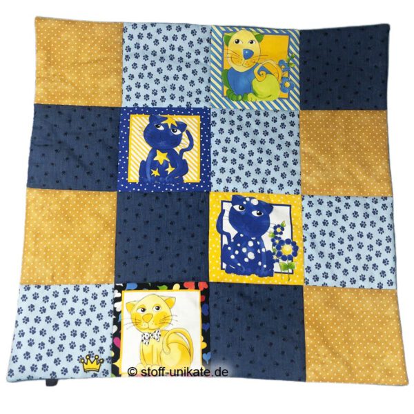 babydecke in blau-Gelb-Tönen mit Katzen und Pfotenmotiven. Stoff-unikate handmade in germany