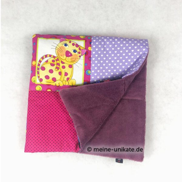 Babydecke, Einschlagdecke in pink, weinrot mit Comickatzen. Unikat hergestellt in Deutschland