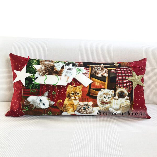 großes Kissen 40 x 80 cm mit Weihnachtsmotiven, Katzen, Sterne, Stiefel. Genäht aus hochwertiger Baumwolle. Mit Kissen und Sterne-Anhängern Unikat handmade in Germany