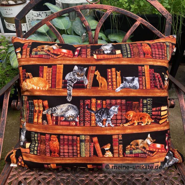 Lesekissen, Buchkissen mit Fächern für Bücher, Lesebrille, Block. Dekokissen mit Katzenmotiven und Abbildung von Büchern. Unikat handmade in Germany