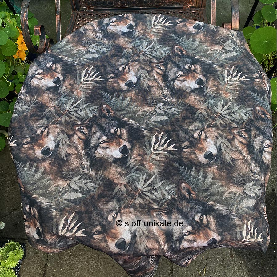 Tischdecke, Mitteldecke mit Wolfsköpfen genäht aus reiner Baumwolle in Brauntönen. Stoff-Unikate handmade in germany