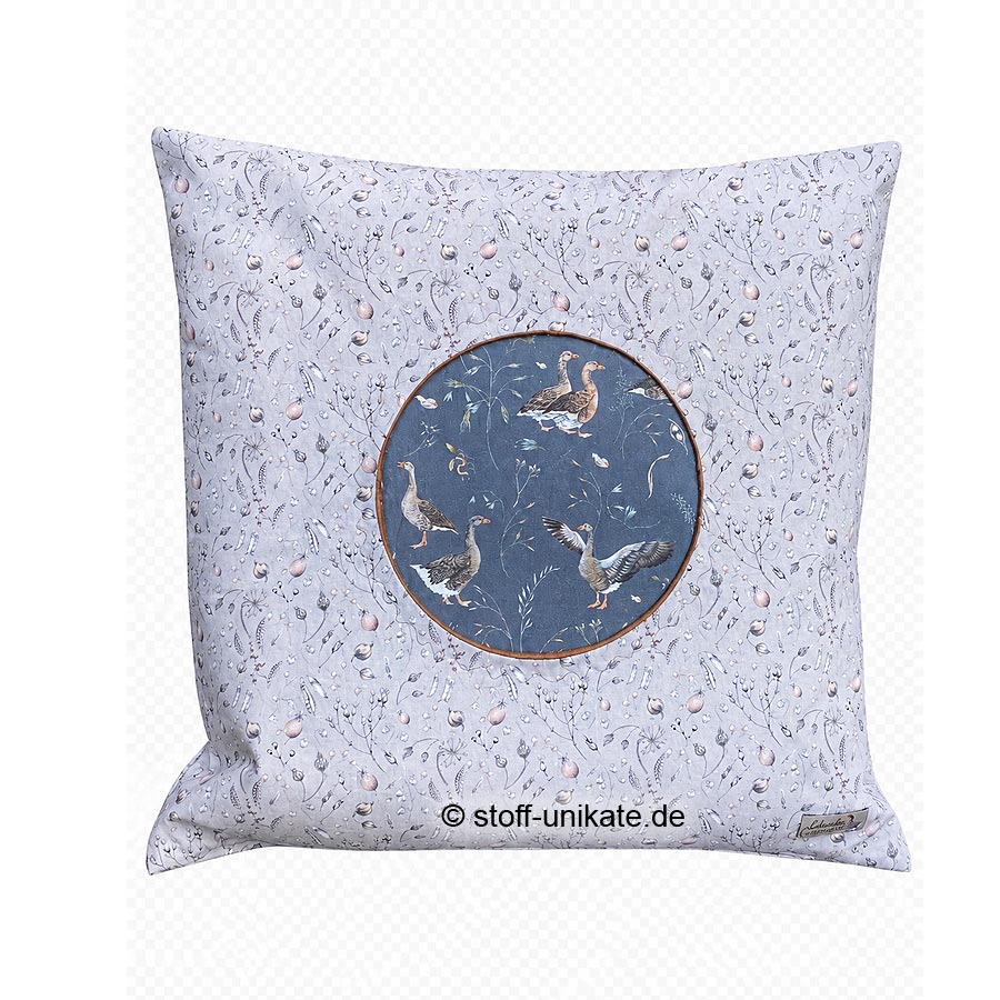 Dekokissen, Designer-kissen mit gänsemotiven in creme-blau. Stoff-Unikate handmade in germany