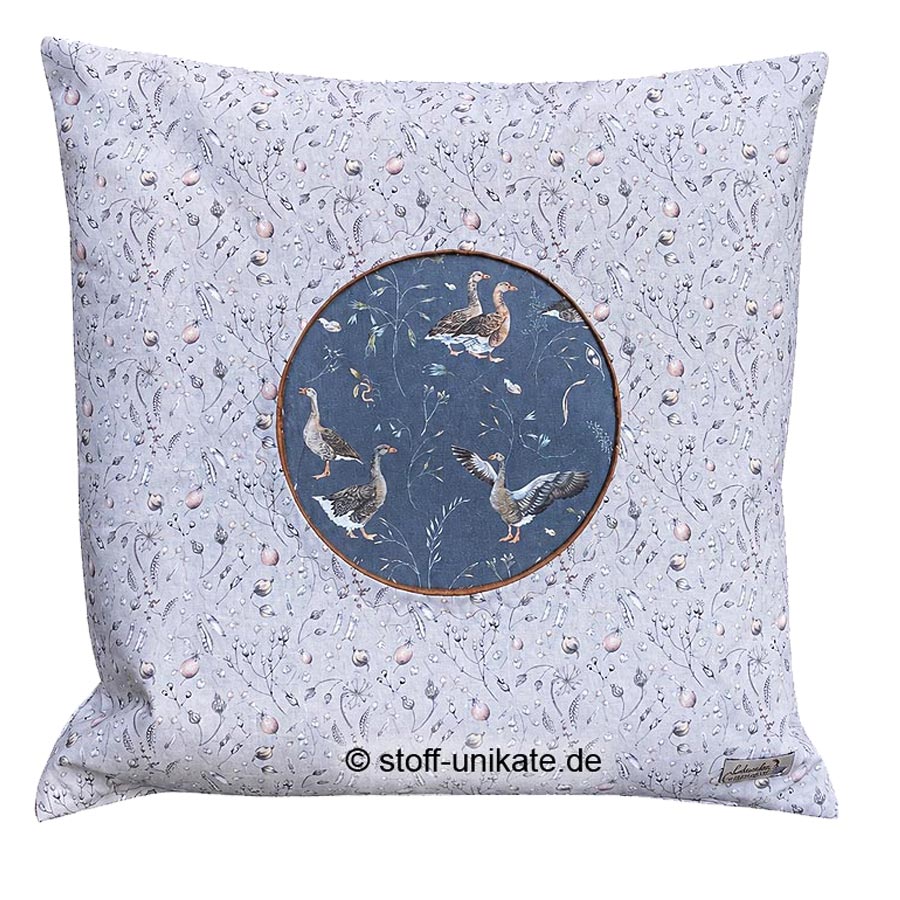 Deko-kissen, Designer-Kissen mit Graugänsen genäht aus acufactum-Stoffen. Stoff-Unikate handmade in Germany