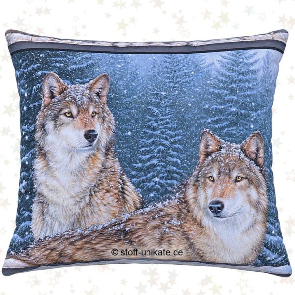 Großes Dekokissen mit Wölfen im Winterwald. Stoff-Unikate handmade in Germany