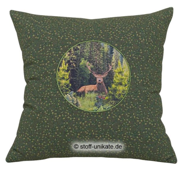 Dekokissen mit rundem Einsatz Hirsch im Wald. Stoff-Unikate handmade in Germany