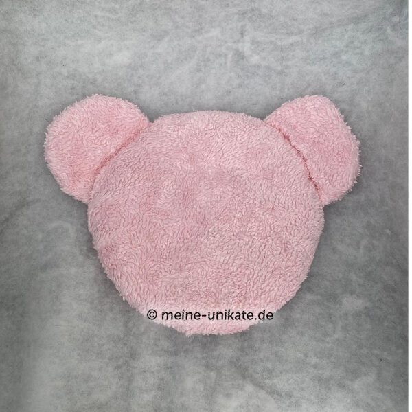 Flachkissen, Babykissen, Geschenk zur Geburt oder Taufe. Genäht aus rosa Webpelz in Form eines teddykopfes. Applikation von Augen und Nase. Stoff-Unikat handmade in Germany