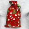 Gefüllter Stoffbeutel, Geschenksack in rot mit Weihnachtsmotiven. genäht aus reiner Baumwolle. Zum Befüllen und Verpacken von Geschenken. Lieferung ohne Füllung. Stoff-Unikat handmade in Germany