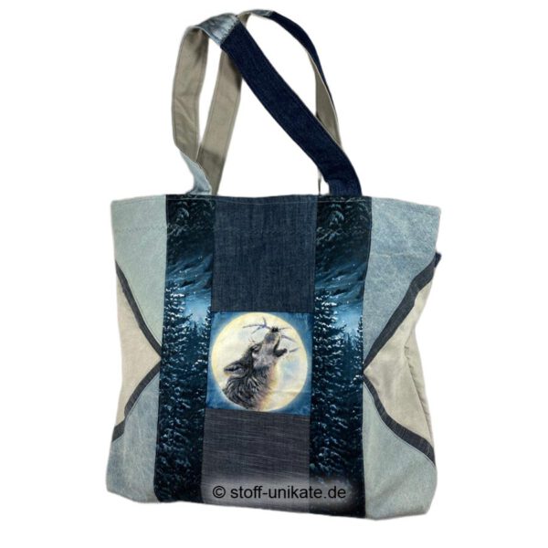 Shopper mit heulendem Wolf aus Jeansstoffen genäht. Stoff-Unikate handmade in Germany