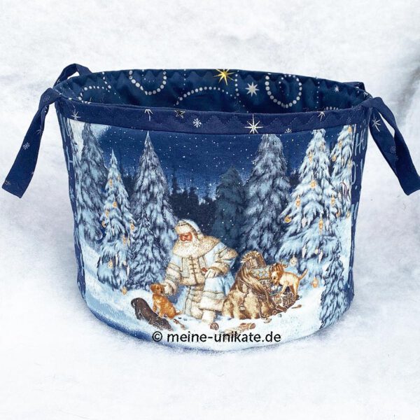 Utensilo, Stoffkorb, 23 cm Durchmesser, genäht aus reiner Baumwolle in Dunkelblau. Mit Nikolaus im Schnee und kleinen Hundewelpen in verschneiter Winterlandschaft. Unikat handmade in Germany