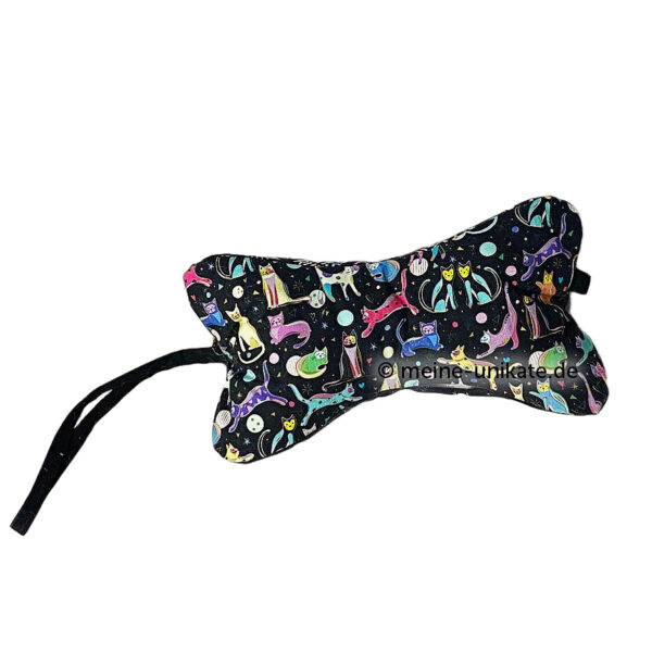 Kleiner Leseknochen mit bunten Katzenmotiven. Stoff-Unikate handmade in Germany