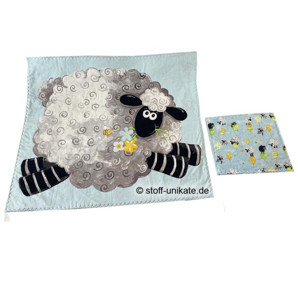Babydecke mit Flachkissen mit Schafmotiven in hellblau. Dreilagig genäht. Stoff-Unikat handmade in Germany