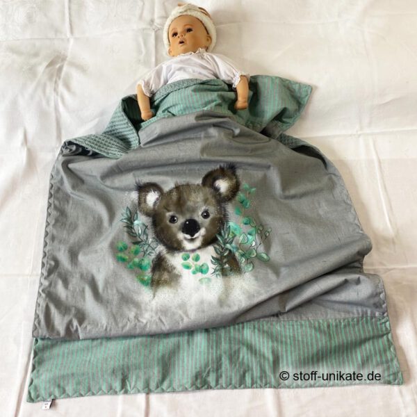 Babytuch, Babydecke mit Koalamotiv auf der Vorderseite. Rückseite einfarbiger Waffelstrickstoff in altmint. Stoff-Unikat handmade in Germany