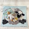 3-lagige Babydecke mit passendem Flachkissen mit Schafmotiven in hellblau. Stoff-Unikat handmade in germany