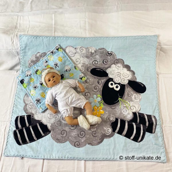 3-lagige Babydecke mit passendem Flachkissen mit Schafmotiven in hellblau. Stoff-Unikat handmade in germany