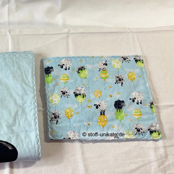 Babydecke, Krabbeldecke mit Flachkissen. Schafmotive auf Hellblau. Stoff-Unikat handmade in Germany