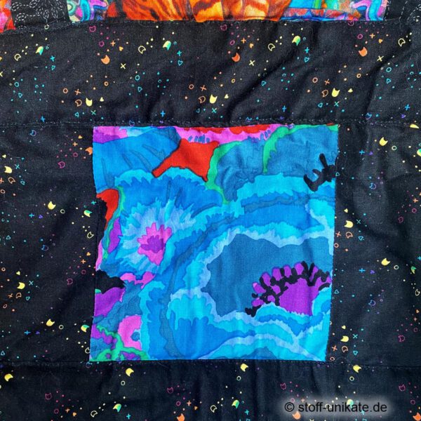 Detailansicht von Blume aus kaffe Fassett Stoff vom Quilt Colourful Cats mit Katzenmotiven. Stoff-Unikat handmade in Germany