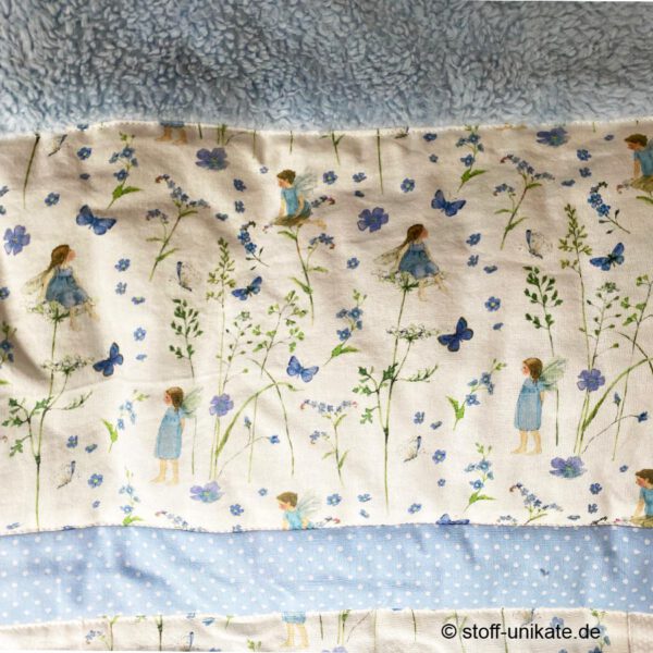 Detailansicht von der Kinderdecke Elfenträume in hellblau mit kleinen Elfen. Stoff-Unikat handmade in Germany
