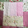 Detailansicht von der Kinderdecke elfenreich in rosatönen mit elfen und Blumen. Stoff-Unikat handmade in Germany