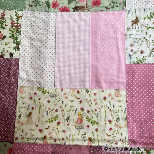 Detailansicht von der Kinderdecke elfenreich in rosatönen mit elfen und Blumen. Stoff-Unikat handmade in Germany