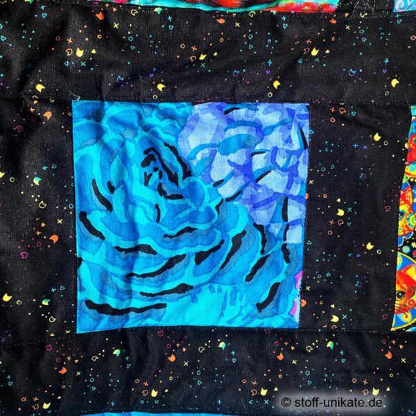 Detailansicht, blume aus Kaffe Fassett Stoff vom Quilt colourful Cats. tagesdecke- Kuscheldecke. Stoff-Unikat handmade in Germany