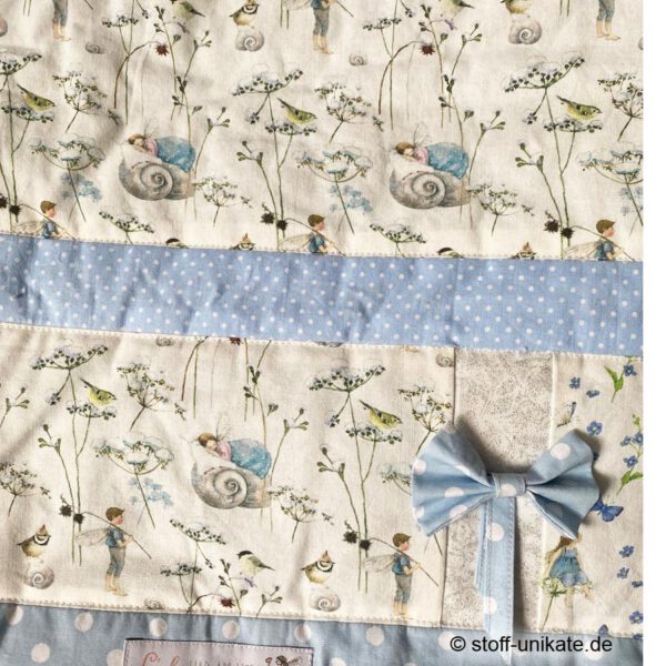 Detailansicht von der Kinderdecke Elfenträume mit hellblauen Schleifen und schlafenden Elfen. Stoff-unikat handmade in Germany