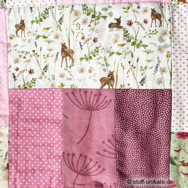 Detailansicht von der Kinderdecke elfenreich mit kleinen Rehen und Blüten in rosa-Tönen. Stoff-Unikat handmade in germany