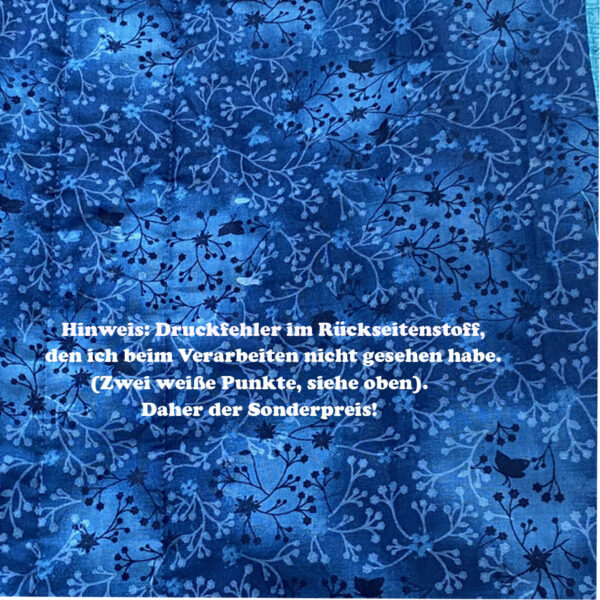Quiltdecke Dschungeltiere mit dem Druckfehlerhinweis im Rückseitenstoff. Zwei weiße Punkte. Daher der Sonderpreis