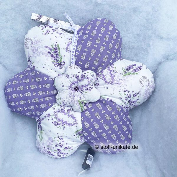 Großes Dekokissen in Blütenform mit passendem kleinem Duftkissen ebenfalls in Blütenform. Lavendelduft und Lavendelblüten. Inklusive einer kleinen Flasche Lavendelöl. Stoff-Unikat handmade in Germany