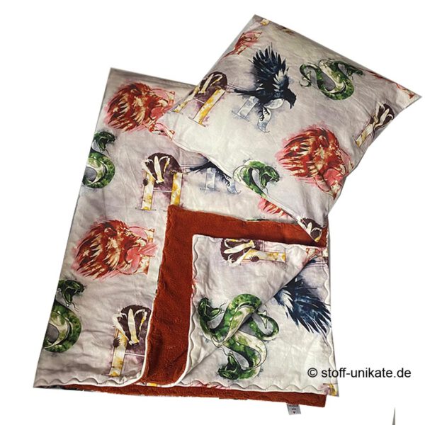 2-teilige Bettgarnitur bestehend aus einer Kinderdecke und einem Kopfkissen 40 x 40 cm. Harry Potter magische Häuserzeichen. Genäht aus hochwertigen Baumwollstoffen in Kombination mit Bambusfrottee. Stoff-Unikat handmade in Germany