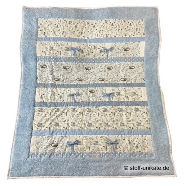 3-lagige Kinderdecke, Kuscheldecke mit Elfenmotiven und Zierschleifen in Hellblau. Stoff-Unikat handmade in Germany