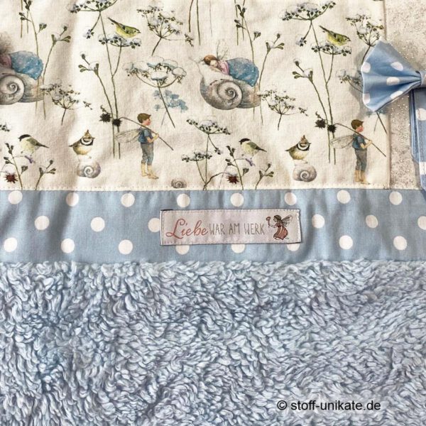 Detailansicht vom Label der Kinderdecke "Elfenträume" mit dem Text "Liebe war am Werk". Stoff-Unikat handmade in Germany