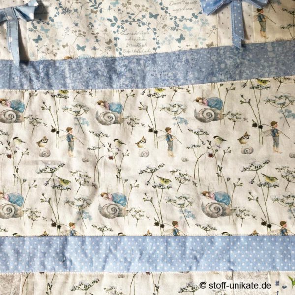 Detailansicht von schlafenden Elfen von der Kinderdecke Elfenträume in hellblau. Stoff-Unikat handmade in Germany