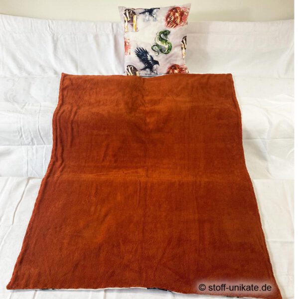 Rückseitenansicht der Bettgarnitur magische Zeichen genäht aus hochwertigem Bambusfrottee in kupferbraun. Stoff-Unikat handmade in Germany