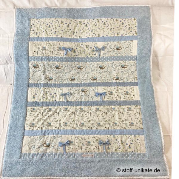 3-lagige Kinderdecke, Babydecke in hellblau Tönen mit Elfenmotiven. Entworfen und genäht aus hochwertigen Baumwollstoffen u. a. von acufactum. Stoff-Unikat handmade in Germany