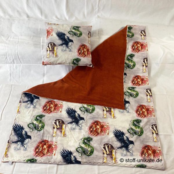 2-teilige Bettgarnitur mit magischen Harry-Potter-Zeichen. Genäht aus reiner Baumwolle und Bambusfrottee. Innen aus reinem Baumwollvlies abgefüttert. Stoff-Unikat handmade in Germany