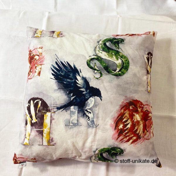 Passendes Kissen in der Größe 50 x 50 cm ebenfalls mit Harry-Potter-Häuser-Zeichen. Stoff-Unikat handmade in Germany