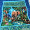 Innenauschnitt der Quiltdecke, Tagesdecke mit Dschungeltieren wie Papageien, Elefanten, Tukan und Sittichen. Stoff-Unikat handmade in Germany