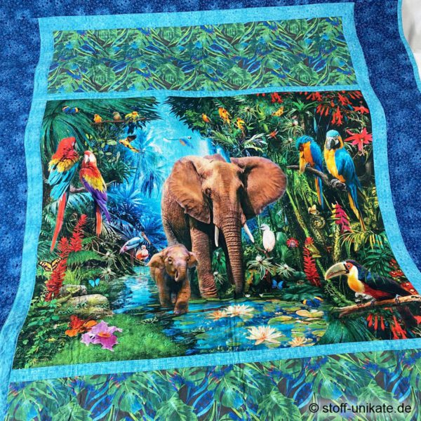 Innenauschnitt der Quiltdecke, Tagesdecke mit Dschungeltieren wie Papageien, Elefanten, Tukan und Sittichen. Stoff-Unikat handmade in Germany