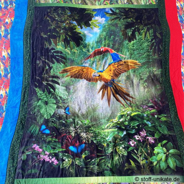 Ausschnitt von der Tagesdecke, Quiltdecke mit Regenwaldmotiven wie Papageien, Schmetterlingen, Wasserfall und botanischen Pflanzen. Stoff-Unikat handmade in Germany