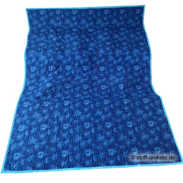 Rückseitenstoff aus reiner Baumwolle mit Blüten und Schmetterlingsmotiven in mittelblau. Stoff-Unikat handmade in Germany