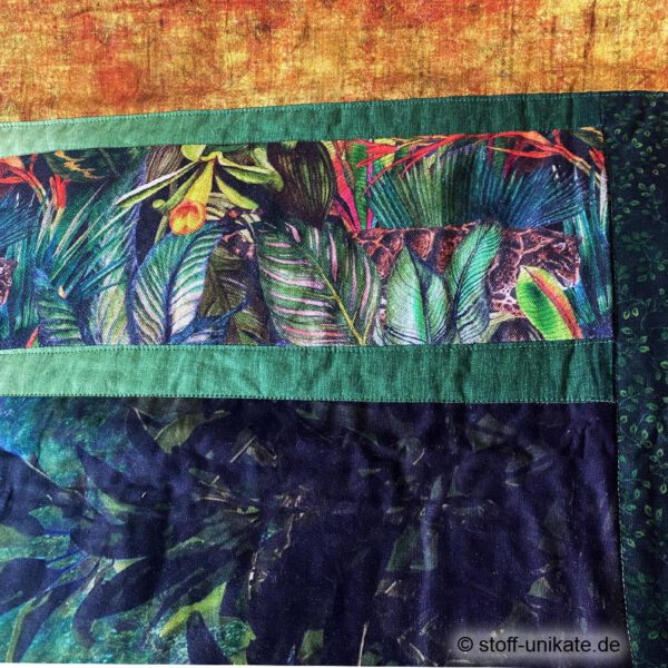 Detailansicht von der Quiltdecke, Tagesdecke in Übergröße mit versteckten Wildkatzen/Jaguar im Regenwald. Stoff-Unikat handmade in Germany