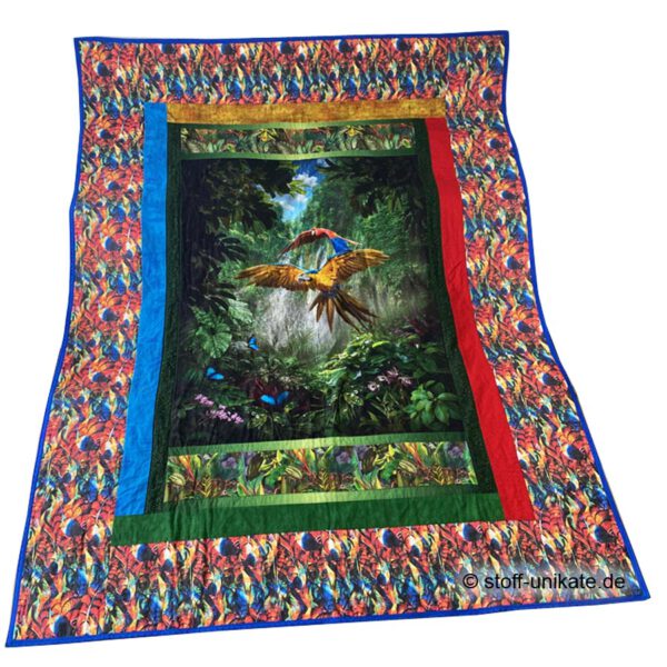 Aufwändig gearbeitete Quiltdecke, Tagesdecke in Übergröße mit Regenwaldtieren und buntem Federstoff. Stoff-Unikat handmade in Germany