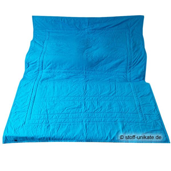 Rückseitenansicht von der Tagesdecke, Quiltdecke, Kuscheldecke mit bunten Katzenmotiven. Die Rückseite besteht aus einem hochwertigen Baumwollstoff in türkis. Stoff-Unikat handmade in Germany
